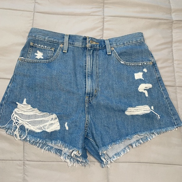 Levi’s High Waisted Mom‎ Shorts - Picture 7 of 8